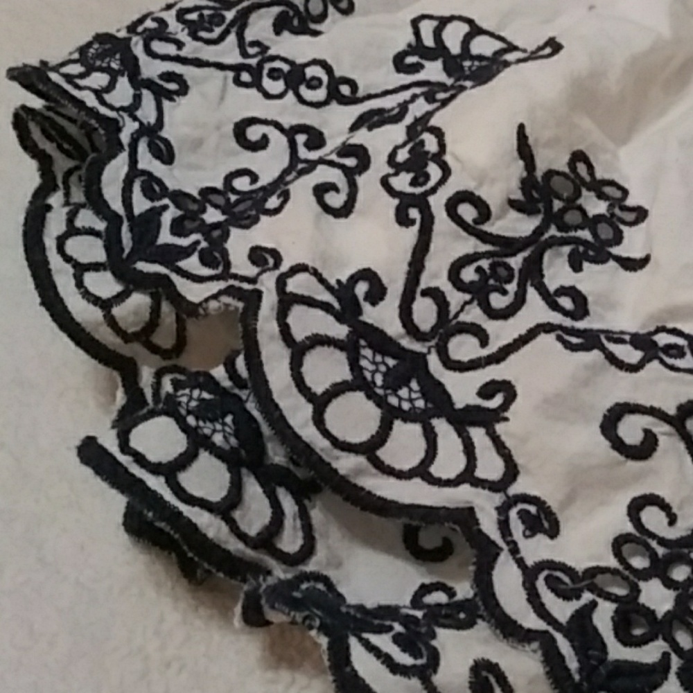 Girls 10 eyelet hem skirt. - Picture 2 of 5